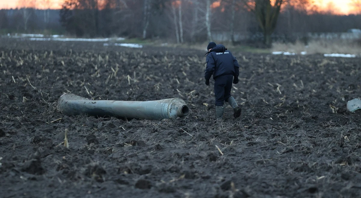 ​Jest mało prawdopodobne, aby ukraiński pocisk spadł na Białoruś przypadkowo - powiedział sekretarz stanu Rady Bezpieczeństwa tego kraju Aleksander Wołfowicz. Wcześniej szef rakietowych sił przeciwlotniczych Kirył Kazancew powiedział, że resort obrony rozważa "celową prowokację" ze strony Ukrainy, jako jedną z przyczyn upadku rakiety. Wczoraj w okolicy wsi w przygranicznym obwodzie brzeskim spadł pocisk ukraińskiego systemu S-300.