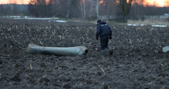 ​Jest mało prawdopodobne, aby ukraiński pocisk spadł na Białoruś przypadkowo - powiedział sekretarz stanu Rady Bezpieczeństwa tego kraju Aleksander Wołfowicz. Wcześniej szef rakietowych sił przeciwlotniczych Kirył Kazancew powiedział, że resort obrony rozważa "celową prowokację" ze strony Ukrainy, jako jedną z przyczyn upadku rakiety. Wczoraj w okolicy wsi w przygranicznym obwodzie brzeskim spadł pocisk ukraińskiego systemu S-300.