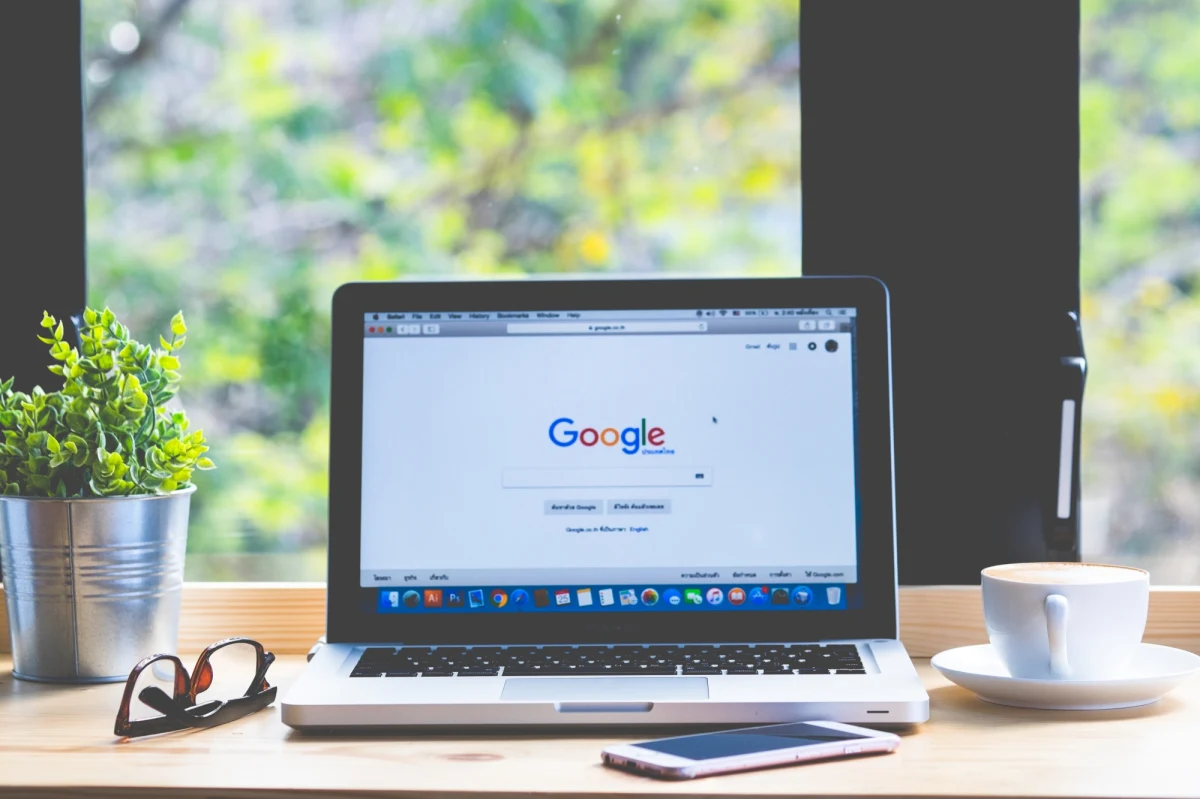 W wyszukiwarkach coraz częściej pytamy, jaki będzie 2023 rok. Wśród zapytań często pojawiają się hasła dotyczące podwyżek cen prądu i gazu. Pytamy też, czy będą 14. i 15. emerytury. Sporo jest też zapytań dotyczących egzaminu ósmoklasisty oraz matury. "Widać, że wyszukiwarkę traktujemy jak przyjaciela, znajomego, czy jakiegoś eksperta w danym temacie" - mówi medioznawca dr Miłosz Babecki z Uniwersytetu Warmińsko-Mazurskiego w Olsztynie.