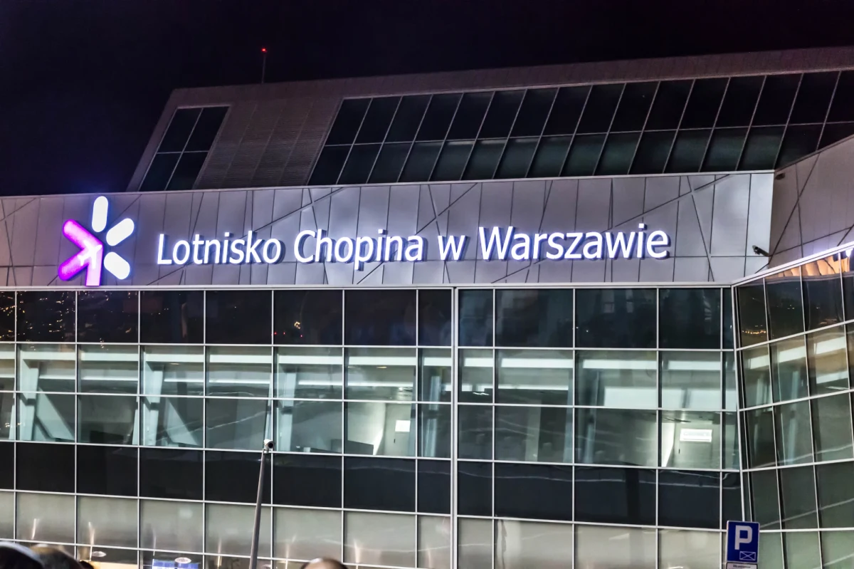 ​Z uwagi na możliwe wydłużenie czasu oczekiwania do punktów kontroli bezpieczeństwa należy zaplanować wcześniejszy przyjazd na lotnisko - poinformowała w piątek rzecznik prasowy PPL i Lotniska Chopina Anna Dermont. Wyjaśniła, że opóźnienia wynikają z dużej liczby zachorowań pracowników kontroli.