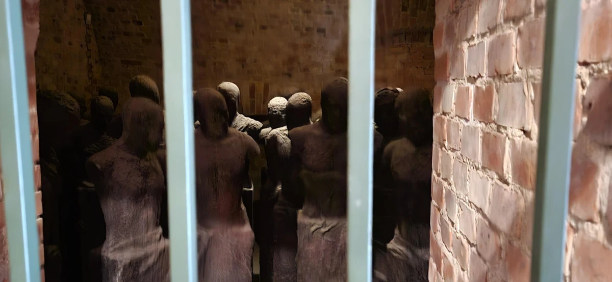 Sympatycy historii, zwłaszcza tej dotyczącej XX wieku mogą samodzielnie zwiedzać Fort VII w Poznaniu, gdzie właśnie oddano do użytku nową aranżację wnętrz. Ma być ona spójna, ułatwić zwiedzanie i przede wszystkim opowiedzieć historię tego tragicznego miejsca.