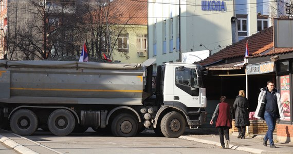 Władze Kosowa otworzyły w piątek po południu dwa przejścia na granicy z Serbią, w Jarinje i Brnjak. Dzień wcześniej kosowska policja otworzyła przejście w Merdare.