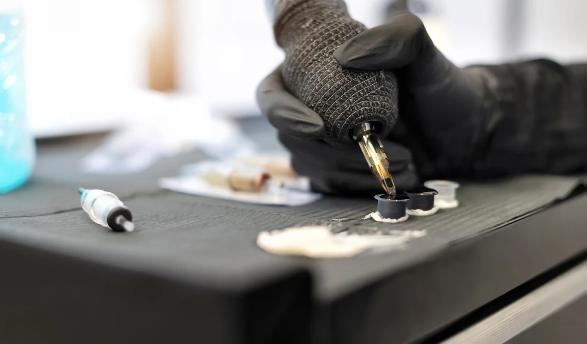 150 tys. zł odszkodowania będzie musiał zapłacić Aleksandrze Sadowskiej mieszkance Wrocławia Piotr A. Mężczyzna został też skazany na prace społeczne. Dziewczyna przez źle zrobiony tatuaż oczu oślepła - podaje portal wroclaw.se.pl.