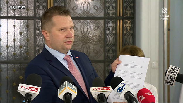 Minister mówi o zwolnieniach nauczycieli. Rzecznik rządu tłumaczy, że chodzi o troskę o nich. Padła liczba - sto tysięcy, i data - 2024. Rzeczywiście czeka nas niż demograficzny, tyle że dziś nauczycieli brakuje. Czy wcześniejsza emerytura rozwiąże ten problem? Materiał dla "Wydarzeń" przygotował Grzegorz Kępka.