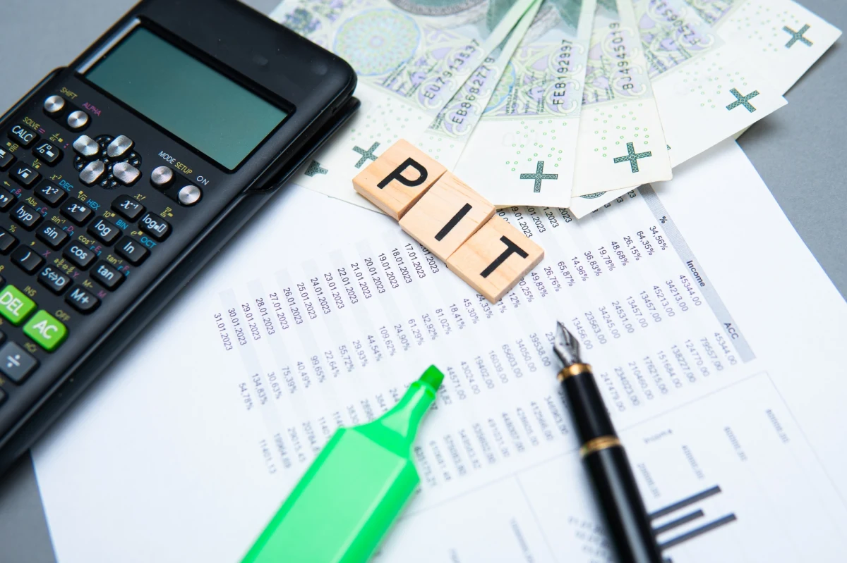 Zmiany w podatkach w 2023 roku dotkną zarówno prowadzących firmę, jak i tych pracujących na etacie. Dotyczą zarówno podwyżek podatków, kwestii rozliczania składki zdrowotnej, składki ZUS, jak i diet pracowniczych. Oto najważniejsze, wybrane zmiany.   