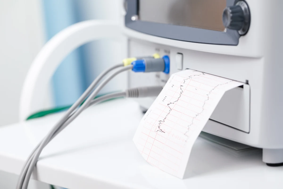 ​Kara trzech miesięcy więzienia z warunkowym zawieszeniem jej wykonania - taki wyrok wydał w piątek Sąd Okręgowy w Olsztynie wobec lekarza oskarżonego o nieprawidłowości przy porodzie. Ginekolog został uznany winnym tego, że nieumyślnie naraził rodzące się dziecko na bezpośrednie niebezpieczeństwo utraty życia albo ciężkiego uszczerbku na zdrowiu.