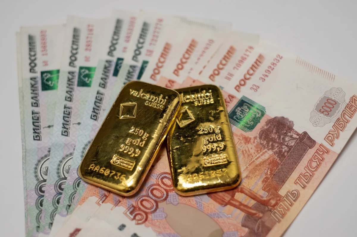 Zagraniczni inwestorzy z "nieprzyjaznych krajów", mający udziały w rosyjskich firmach, będą mogli sprzedawać akcje za nie więcej niż 50 proc. ich wartości - informuje agencja Reutera, powołując się na protokół opublikowany przez rosyjskie Ministerstwo Finansów. 