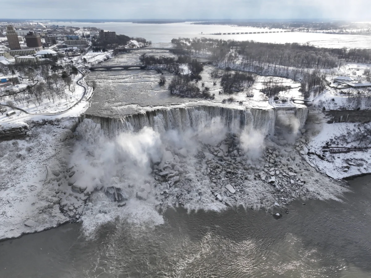 Atak mroźnego powietrza i śnieżyc, który przetoczył się przez północne obszary Stanów Zjednoczonych, dotarł też do wodospadu Niagara na granicy z Kanadą. Pod wpływem wilgoci i arktycznego powietrza potężne bryły, zwisy i tafle lodu obrosły teren wodospadu, tworząc konstrukcje niezwykłych kształtów.