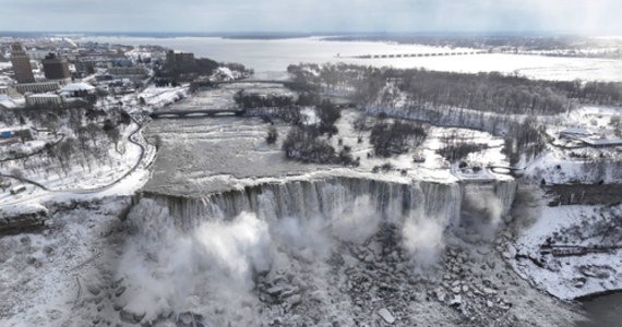 Atak mroźnego powietrza i śnieżyc, który przetoczył się przez północne obszary Stanów Zjednoczonych, dotarł też do wodospadu Niagara na granicy z Kanadą. Pod wpływem wilgoci i arktycznego powietrza potężne bryły, zwisy i tafle lodu obrosły teren wodospadu, tworząc konstrukcje niezwykłych kształtów.