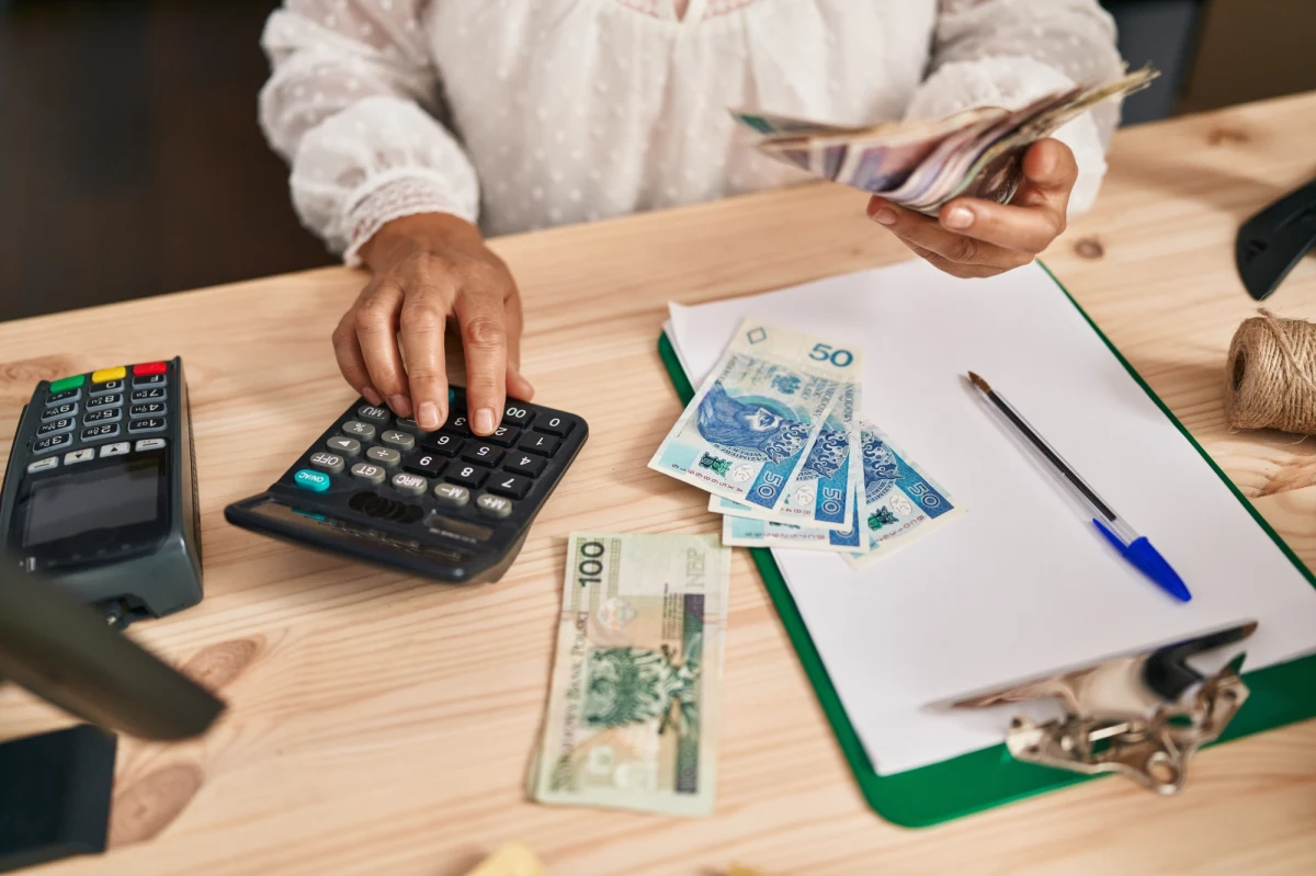 Od 1 stycznia minimalne wynagrodzenie za pracę wzrośnie do 3490 zł, a stawka godzinowa wyniesie 22,80 zł. To pierwsza w tym roku podwyżka płacy minimalnej. Kolejną zaplanowano na lipiec. Świadczenia wyniosą wówczas 3600 zł, minimalna stawka godzinowa wzrośnie do 23,50 zł.