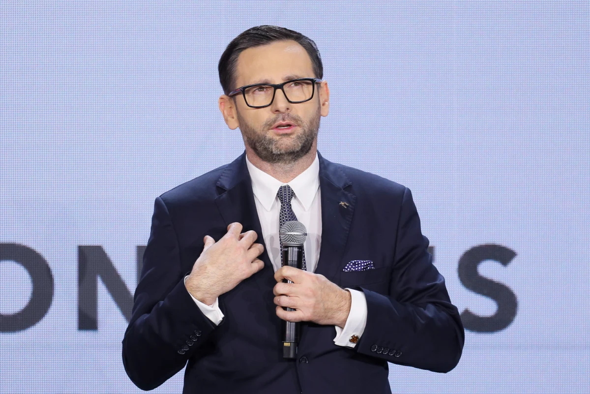 Mimo powrotu wyższego podatku na paliwa, ceny na stacjach Orlenu mają jutro się nie zmienić - taką deklarację w RMF FM składa prezes koncernu Daniel Obajtek. W rozmowie z RMF FM dodaje, że z końcem stycznia Orlen będzie już przerabiał tylko 10 procent ropy z Rosji, a jeśli w Unii Europejskiej będzie porozumienie co do sankcji, to spółka zupełnie odejdzie od surowca rosyjskiego.