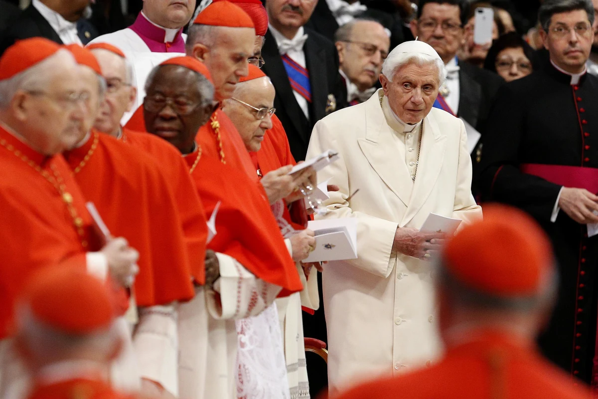 Sytuacja w Watykanie, jaka nastąpiła po śmierci emerytowanego papieża Benedykta XVI, jest tak samo niecodzienna, jaka była od chwili jego historycznego ustąpienia w 2013 roku. Za pontyfikatu Franciszka zmarł jego poprzednik i to obecny papież po raz pierwszy w dziejach będzie przewodniczyć jego uroczystościom pogrzebowym.