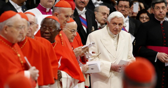 Sytuacja w Watykanie, jaka nastąpiła po śmierci emerytowanego papieża Benedykta XVI, jest tak samo niecodzienna, jaka była od chwili jego historycznego ustąpienia w 2013 roku. Za pontyfikatu Franciszka zmarł jego poprzednik i to obecny papież po raz pierwszy w dziejach będzie przewodniczyć jego uroczystościom pogrzebowym.