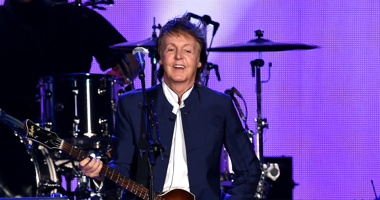 Paul McCartney napisał tytułową piosenkę do filmu "Żyj i pozwól umrzeć" z 1973 roku, ale nie on miał być jej wykonawcą. Taką wersję rozpowszechniał przez lata przyjaciel muzyka. Jak się okazuje, nie jest to prawda. Zaskakujące fakty na temat kulisów powstania słynnego bondowskiego hitu ujawnia nowa biografia byłego Beatlesa, której pierwszy tom niedawno trafił do księgarń.