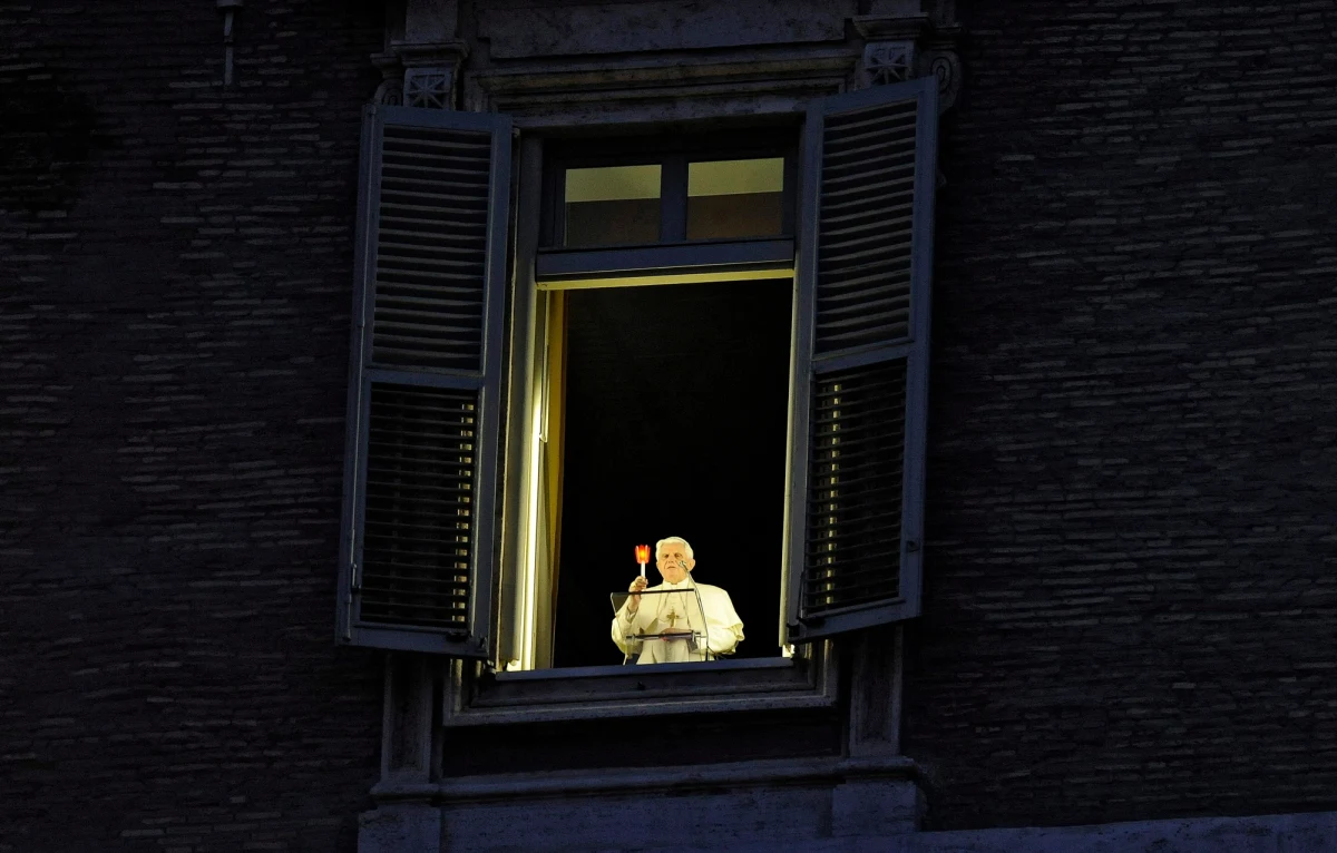 "Są precyzyjne procedury, gdy chodzi o śmierć urzędującego papieża, natomiast nie ma prostych reguł, jeśli chodzi o śmierć papieża emerytowanego. W przypadku Benedykta XVI będzie kompromisowe rozwiązanie" – tak w Radiu RMF24 o nadchodzących dniach i tym, co dzieje się teraz w Watykanie po śmierci emerytowanego papieża w rozmowie z Tomaszem Weryńskim mówił ks. prof. Andrzej Kobyliński z Uniwersytetu Kardynała Stefana Wyszyńskiego w Warszawie.