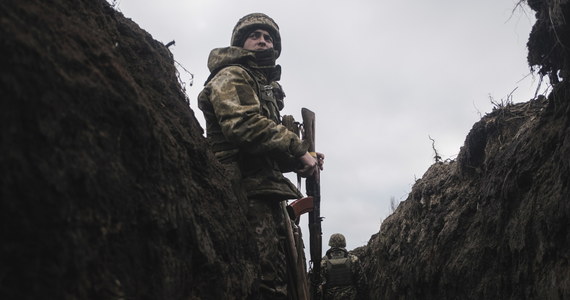 ​Ukraińska agencja UNIAN poinformowała, powołując się na rosyjskie media, że niemal dwa tysiące żołnierzy wojsk obrony przeciwrakietowej będzie pełnić dyżur w Moskwie w noc sylwestrową. Co ciekawe, daleko idące środki ostrożności zostały również wprowadzone poza stolicą Rosji. Ma to związek z ostatnimi atakami sił ukraińskich daleko w głąb terytorium Rosji.