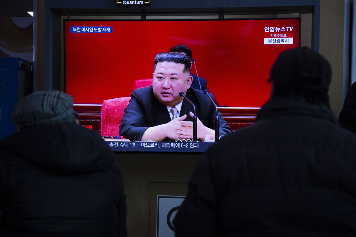​Korea Północna wystrzeliła w sobotę wieczorem czasu polskiego kolejny pocisk balistyczny, który prawdopodobnie spadł do Morza Japońskiego - powiadomiła agencja Kyodo, powołując się na źródła w rządzie Japonii. W sobotę rano pojawiły się doniesienia o podobnej próbie rakietowej Pjongjangu i wystrzeleniu jeszcze trzech pocisków.