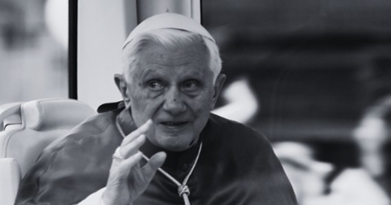"Jezu, kocham Ciebie" - to ostatnie słowa wypowiedziane przez emerytowanego papieża Benedykta XVI przed śmiercią. Przytoczył je argentyński dziennik "La Nacion", powołując się na źródła w Watykanie. 