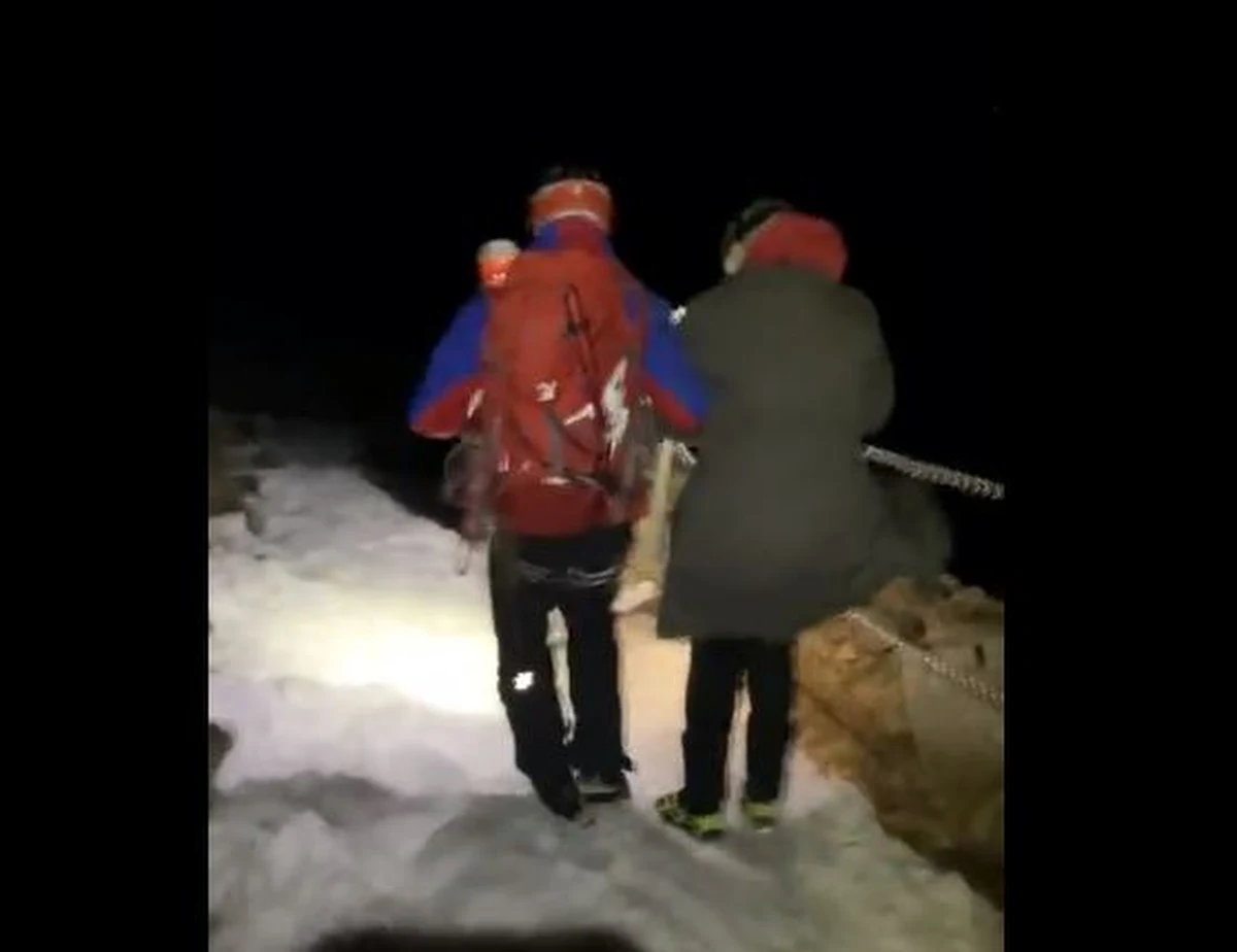 Noworoczna akcja goprowców na Śnieżce. W nocy ruszyli z pomocą kobiecie i mężczyźnie z Czech, których pokonał wiatr wiejący w porywach z prędkością nawet do 120 km/h. 