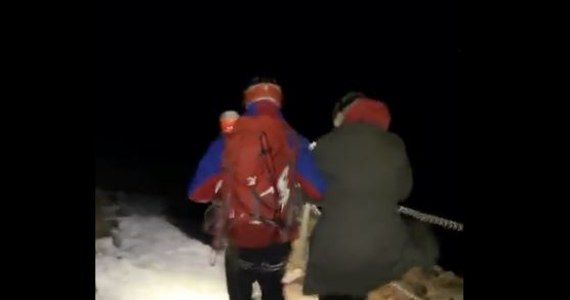 Noworoczna akcja goprowców na Śnieżce. W nocy ruszyli z pomocą kobiecie i mężczyźnie z Czech, których pokonał wiatr wiejący w porywach z prędkością nawet do 120 km/h. 