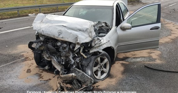 Trzy osoby zostały ranne w wypadku na obwodnicy Goleniowa (woj. zachodniopomorskie). Na trasie S3 w kierunku Świnoujścia zderzyły się dwa samochody - Mercedes C200 i Volkswagen Transporter.