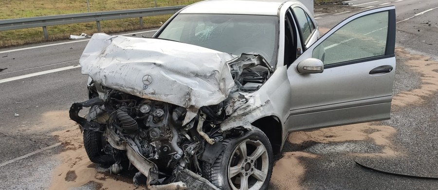 Trzy osoby zostały ranne w wypadku na obwodnicy Goleniowa (woj. zachodniopomorskie). Na trasie S3 w kierunku Świnoujścia zderzyły się dwa samochody - Mercedes C200 i Volkswagen Transporter.