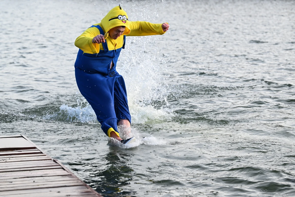 Morsy z klubu Sopelek w Rzeszowie już po pierwszej noworocznej kąpieli. Morsowanie odbyło się na terenie Miejskiego Kąpieliska "Żwirownia".