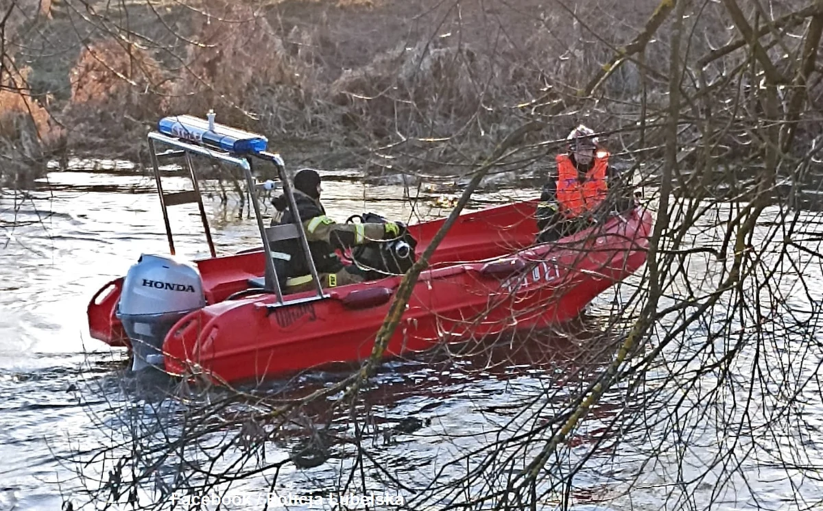 Wojskowy śmigłowiec dołączył do poszukiwań 36-latki, która w piątek razem z 10-letnim synem wpadła do rzeki Wieprz w miejscowości Chlewiska (woj. lubelskie). Kobiety poszukują policjanci i strażacy.