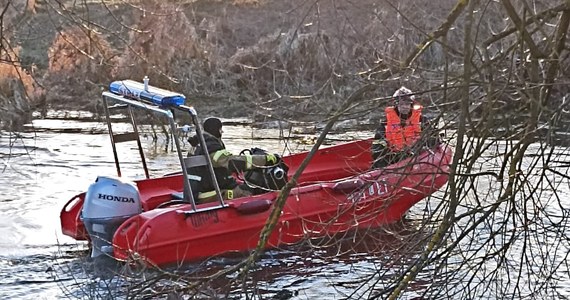 Wojskowy śmigłowiec dołączył do poszukiwań 36-latki, która w piątek razem z 10-letnim synem wpadła do rzeki Wieprz w miejscowości Chlewiska (woj. lubelskie). Kobiety poszukują policjanci i strażacy.