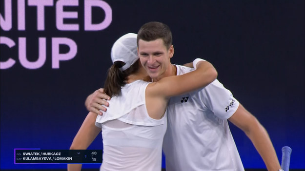 Iga Świątek świetnie się czuje w australijskim Brisbane, gdzie bierze udział w turnieju drużynowym United Cup. Liderka rankingu WTA niespodziewanie wyszła na kort, by zagrać po długiej przerwie w mikście. W parze z Hubertem Hurkaczem wygrała z Zhibek Kulambayevą i Grigorijem Łomakinem 6:3, 6:4. Ten rezultat oznacza, że Polska w pierwszym pojedynku grupowym pokonała Kazachstan 4-1.
