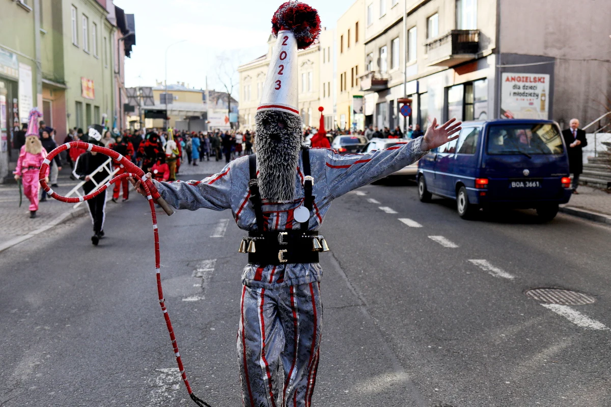 Na ulicach Żywca 2023 rok powitali tzw. jukace. Są to kawalerowie z Żywca-Zabłocia, którzy w specjalnych strojach chodzą w pierwszym dniu nowego roku ulicami miasta, a także składają życzenia mieszkańcom i robią im psikusy.