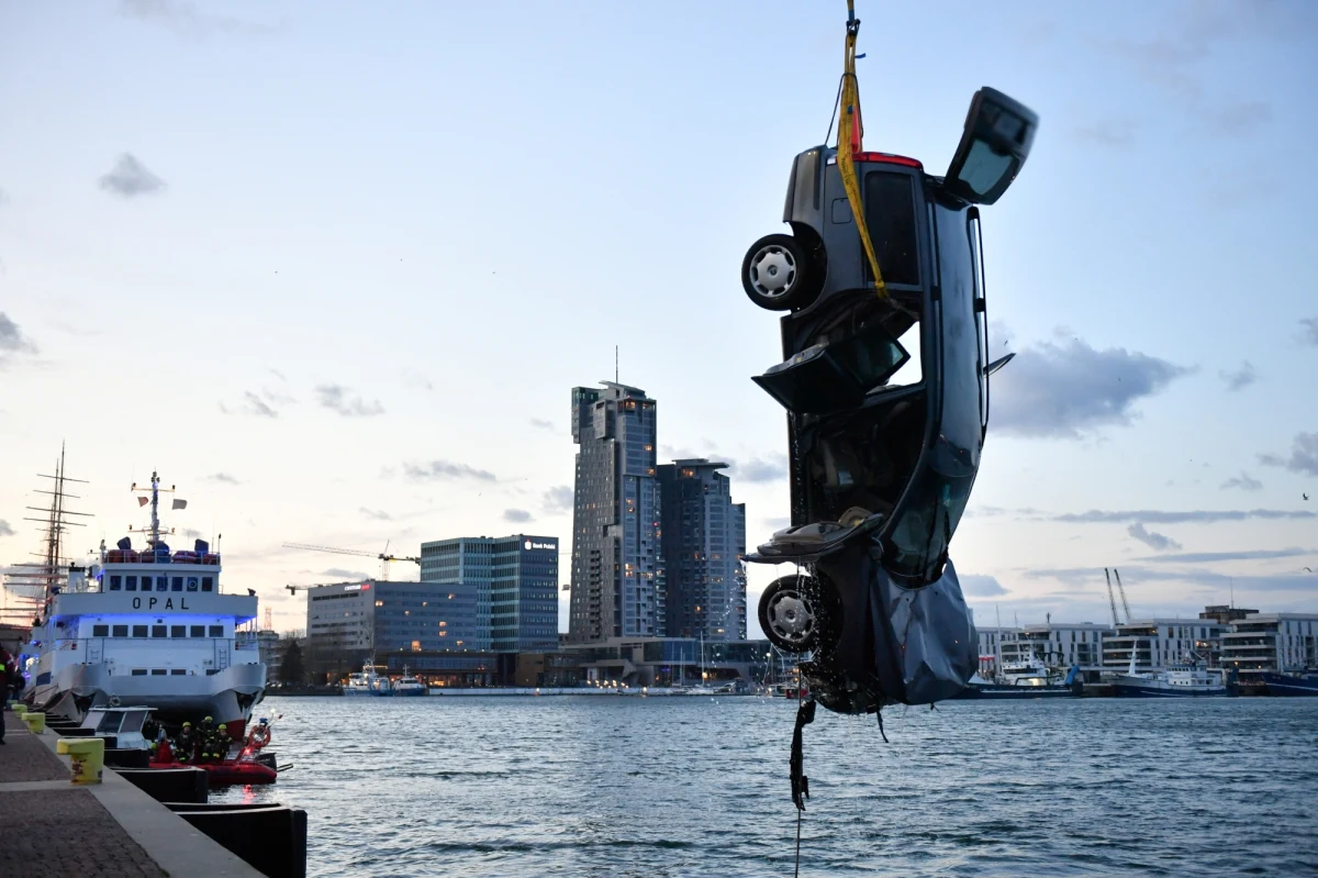 Po południu wydobyto samochód, który wjechał do basenu portowego w Gdyni. Z auta wydobyto ciało ok. 40-letniego mężczyzny.
