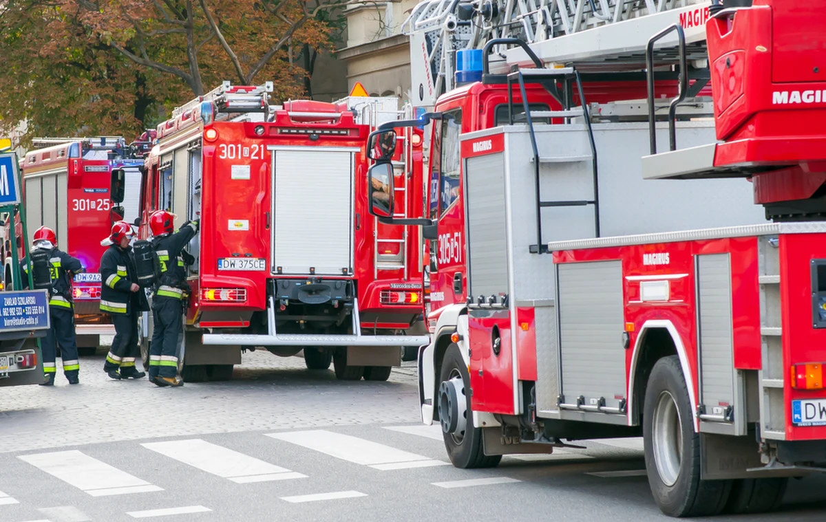 Państwowa Straż Pożarna poinformowała w niedzielę, że w 2022 roku strażacy odnotowali ponad 600 tysięcy wyjazdów. Podkreślono, że to najwyższa liczba interwencji w 30-letniej historii PSP.