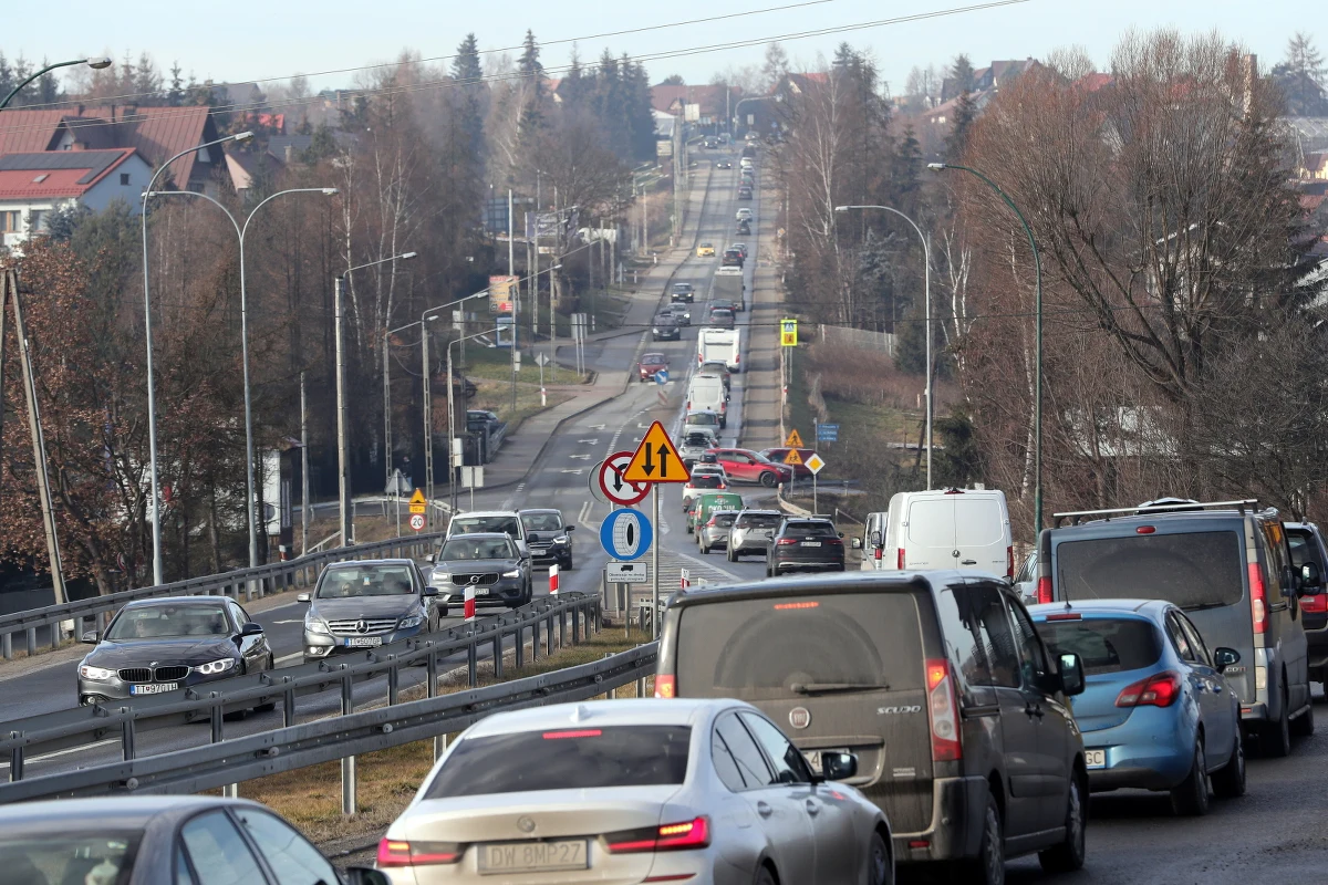 Rozpoczęły się powroty z imprezy sylwestrowej w Zakopanem. Na trasie w kierunku Krakowa tworzą się korki.