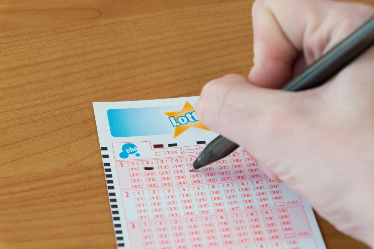 20 349 655,60 zł - tyle wynosi wygrana za "szóstkę" w Lotto w ostatnim losowaniu w 2022 roku. Totalizator Sportowy jeszcze nie podał informacji o lokalizacji kolektury, w której został nabyty zwycięski kupon.