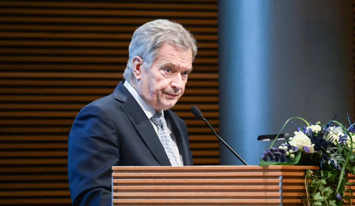 "Jeśli Rosja wierzyła, że pod wpływem zmasowanego zagrożenia szybko rzuci Ukrainę na kolana, to źle skalkulowała. Podobnie niegdyś w ZSRR zakładano, że marsz na Helsinki zajmie im dwa tygodnie. Stalin i Putin nie rozpoznali jednego czynnika: naród działający razem to ogromna siła" - powiedział prezydent Finlandii Sauli Niinistö w orędziu noworocznym.