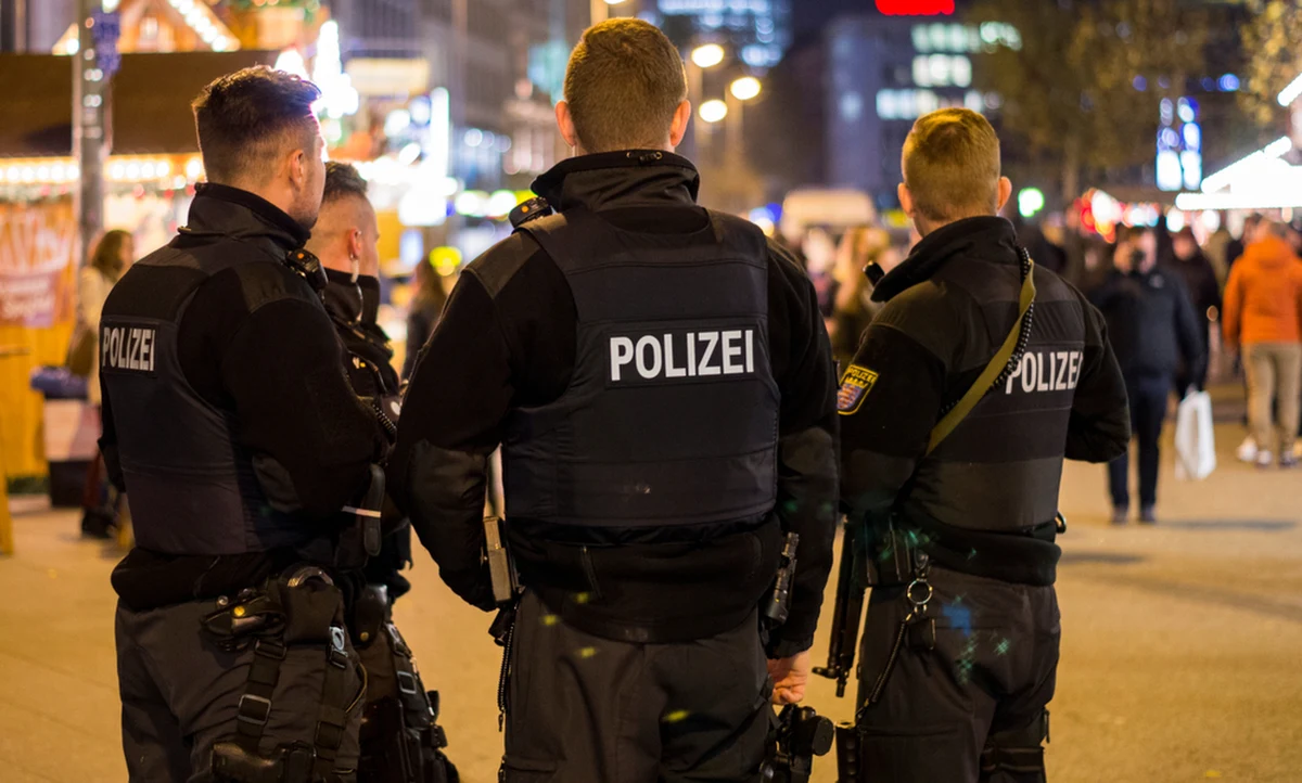 W noc sylwestrową w Berlinie doszło do licznych ataków na funkcjonariuszy i służby ratunkowe. Berlińska policja poinformowała, że "intensywności ataków nie da się porównać z poprzednimi latami". W sumie rannych zostało 33 policjantów i strażaków. Zatrzymano 103 osoby.​