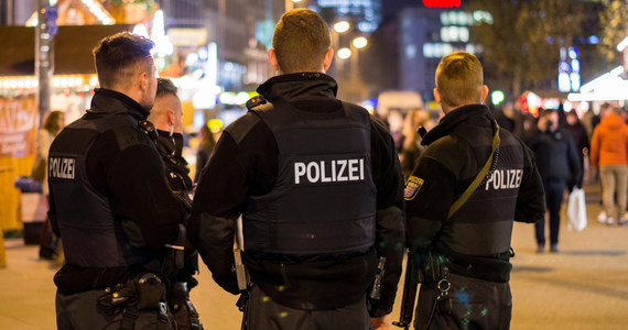 W noc sylwestrową w Berlinie doszło do licznych ataków na funkcjonariuszy i służby ratunkowe. Berlińska policja poinformowała, że "intensywności ataków nie da się porównać z poprzednimi latami". W sumie rannych zostało 33 policjantów i strażaków. Zatrzymano 103 osoby.​