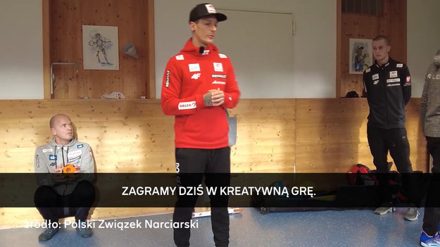 Thomas Thurnbichler, trener reprezentacji Polski w skokach narciarskich, wymyślił swoim podopiecznym nietypową grę. Nasi skoczkowie, podzieleni na pary, mieli za zadanie tak zabezpieczyć jajka, żeby te przetrwały upadek z drugiego piętra. Biało-Czerwoni wykazali się nie lada kreatywnością, ale nie wszyscy podołali zadaniu.

 

Źródło: Polski Związek Narciarski