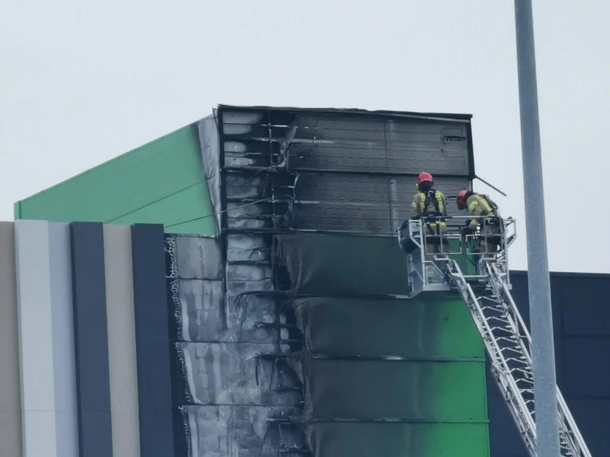 13 zastępów straży pożarnej gasiło pożar marketu budowlanego przy alei Sikorskiego w Olsztynie. Z budynku ewakuowano 69 osób, nikomu na szczęście nic się nie stało. Przyczyny pożaru nie są jeszcze znane, wiadomo, że ogień pojawił się na elewacji. Sklep już wznowił pracę i działa normalnie.