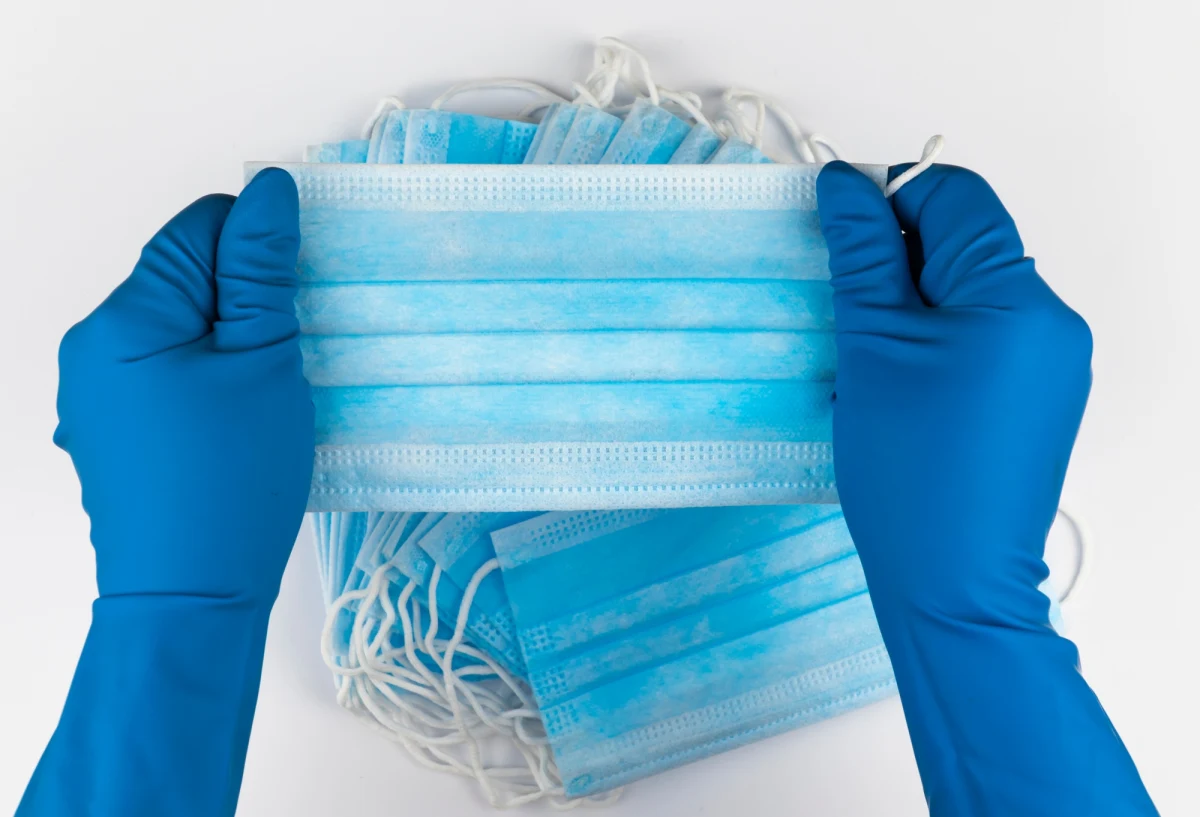 43-letnia Małgorzata C. ze Słupska jest główną oskarżoną o popełnienie 77 oszustw polegających na fikcyjnym oferowaniu do sprzedaży ochronnych maseczek i jednorazowych gumowych rękawiczek podczas epidemii Covid-19. W popełnianiu części tych przestępstw pomagało jej troje współoskarżonych.
