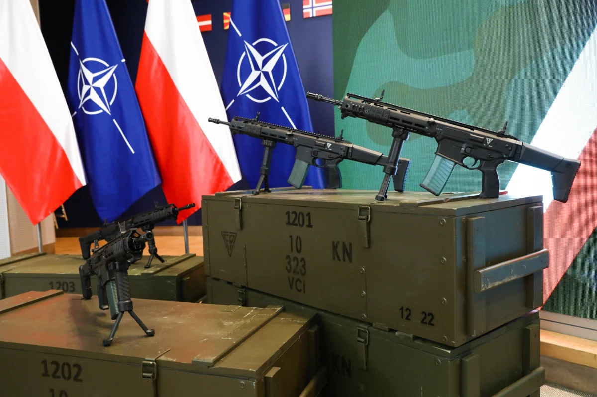 Zamawiamy 70 tys. karabinków GROT dla polskiej armii i prowadzimy rozmowy w sprawie kolejnych zamówień, bo nasze potrzeby są duże - poinformował w poniedziałek wicepremier, szef MON Mariusz Błaszczak. Jak dodał GROT-y dobrze sprawdziły się w boju.