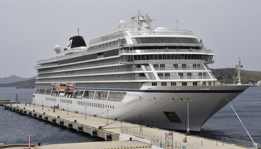 Un crecimiento misterioso en el casco del barco.  Cientos de pasajeros del crucero quedan varados