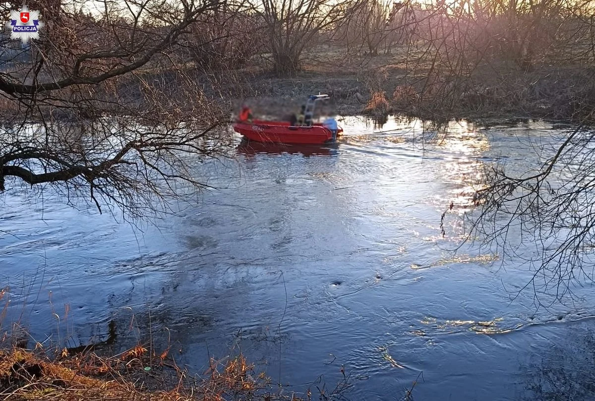 Wznowiono poszukiwania 36-latki, która wpadła do rzeki Wieprz w powiecie lubartowskim. Dotychczasowe działania nie przyniosły rezultatów. W poniedziałek policjanci znów przystąpili do patrolowania brzegów rzeki, a strażacy przeszukują jej koryto z łodzi. Policyjni płetwonurkwie używając sonaru badają nurt i dno.   

