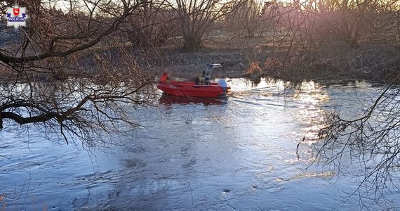 Wznowiono poszukiwania 36-latki, która wpadła do rzeki Wieprz w powiecie lubartowskim. Dotychczasowe działania nie przyniosły rezultatów. W poniedziałek policjanci znów przystąpili do patrolowania brzegów rzeki, a strażacy przeszukują jej koryto z łodzi. Policyjni płetwonurkwie używając sonaru badają nurt i dno.   

