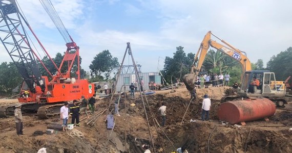 W południowym Wietnamie trwa akcja ratowania 10-letniego chłopca, który w sylwestra wpadł do rurowego pala fundamentowego na budowie mostu – podała agencja Reutera. Według miejscowych mediów w akcji uczestniczą setki osób i ciężki sprzęt.