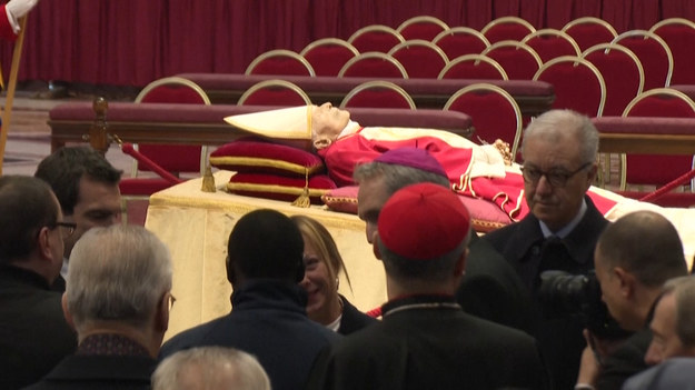 W poniedziałek o godz. 9:00 w Bazylice św. Piotra w Watykanie wystawione zostało ciało Benedykta XVI. Od samego rana w kolejce ustawiały się setki wiernych, którzy chcieli pożegnać papieża emeryta. Jednymi z pierwszych, którzy to zrobili byli prezydent i premier Włoch.