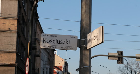 Zakończył się pierwszy etap montażu nowych tablic Systemu Informacji Miejskiej w Krakowie. Wjeżdżający do miasta zamiast tablicy: "Witaj w Krakowie Mieście Królów Polskich" zobaczą teraz herb i nowy napis: "Kraków Miasto Światowego Dziedzictwa UNESCO".

