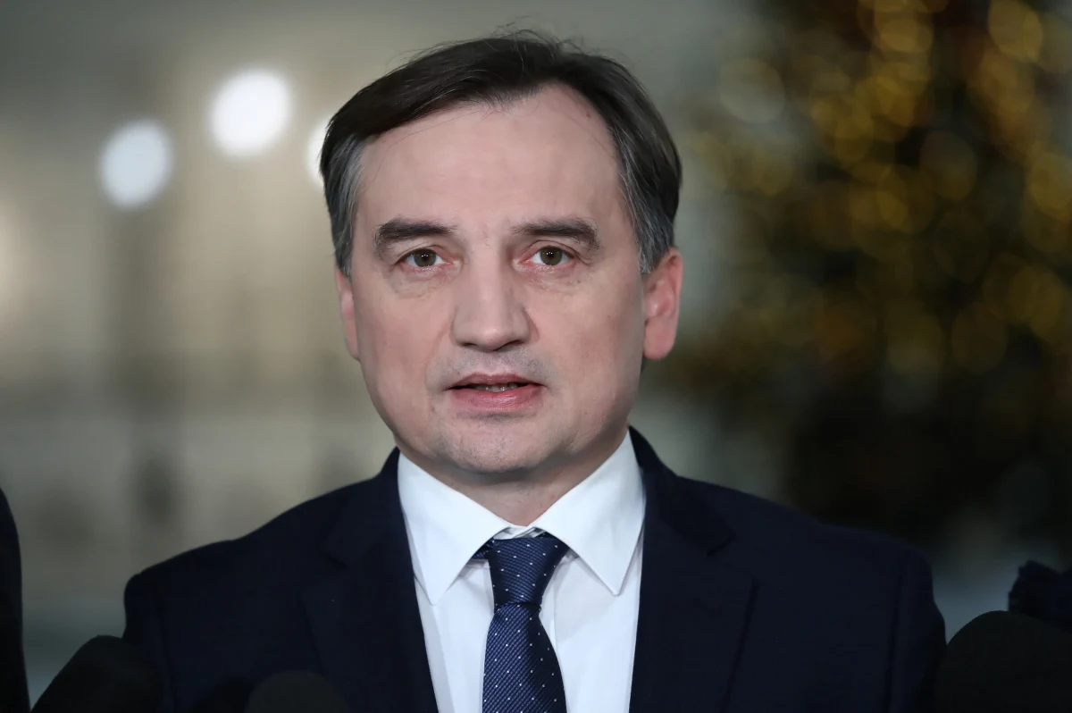 "Niebawem spotkamy się z panem premierem, będzie to okazja do dyskusji na temat KPO, szantażu ze strony Unii Europejskiej" - zapowiedział minister sprawiedliwości i lider Solidarnej Polski Zbigniew Ziobro. Rozmowy mają dotyczyć też występu zespołu Black Eyed Peas na "Sylwestrze Marzeń" organizowanym przez TVP. Premier Mateusz Morawiecki sprecyzował, że do spotkania dojdzie w środę. 