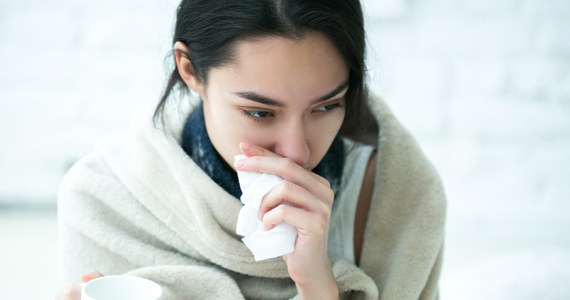 Przez ostatni tydzień w Warmińsko-Mazurskiem odnotowano 14 tysięcy infekcji grypą i wirusami grypopochodnymi. Porównując tydzień do tygodnia to wzrost o 40 procent. Epidemiologów martwi rosnąca liczba hospitalizacji. Do szpitali trafiło już ponad 260 osób, ponad połowa to dzieci. 
